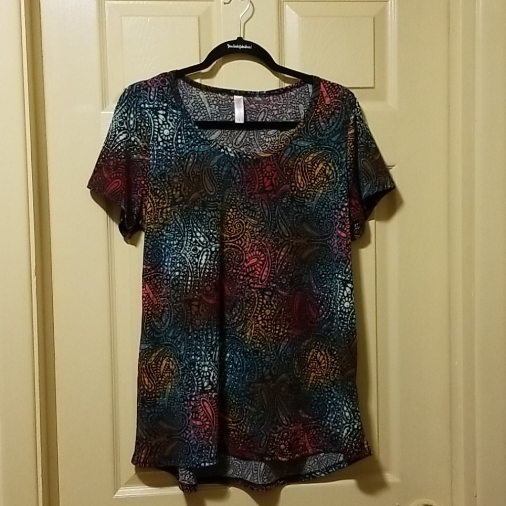 🌻  Lularoe Multicolored Classic Tee - Size Large - Excellent Condition